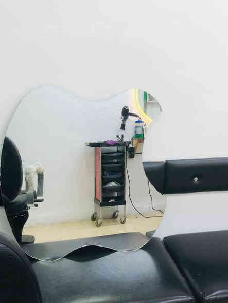 السلام عليكم كرسي حلاقه جديد ما مستعمل السعر 200
مرايات عدد3 سعر الواحده 25 
***********
