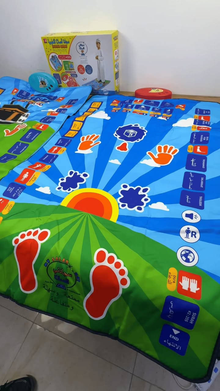 سجادة الصلاة التعليمية للأطفال

الاستخدامات:

تعليم الأطفال خطوات الصلاة بطريقة ممتعة وتفاعلية.

تنمية حب الصلاة والالتزام بها منذ الصغر.

مثالية للاستخدام في المنزل أو المدرسة أو دور التحفيظ.

تساعد الطفل على التعرف على أوقات الصلاة والأدعية والحركات الصحيحة.

المميزات:

مزودة بـ لوحة ذكية ناطقة تحتوي على أزرار حساسة للمس بعدد 36 مفتاح تفاعلي.

تدعم 7 لغات: العربية، الإنجليزية، الفرنسية، التركية، الماليزية، الإندونيسية، الأردية.

تعلّم خطوات الصلاة بالتسلسل مع الأذكار والدعاء بصوت واضح.

تعمل بـ 3 بطاريات AA، مع غطاء محكم للحماية.

مصنوعة من مادة مقاومة للماء وسهلة الطي والتخزين.

تصميم جذاب بألوان مبهجة يحفّز الأطفال على التعلم.

مناسبة للأطفال من عمر 3 سنوات فما فوق.

محتويات الصندوق:

سجادة الصلاة التعليمية.

وحدة صوتية إلكترونية.


**إذا كنت صاحب هذا الإعلان وتريد حذفه لأي سبب، رجاءا أرسل رسالة إلى الدعم الفني**
