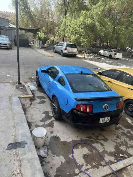 موستنك للبيع موديل 2012بسمي سياره كير ومكينه جديد حداديه تعبانه السعر65وبيه مجال مكان كراده ‭0771 485 2071‬
