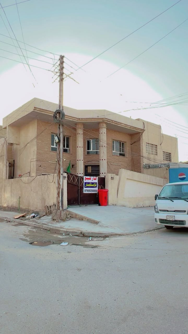 السلام عليكم
للبيع بيت مساحه 150 متر ركن 
الموقع حي الجهاد الضباط مقابل مجمع الروان السكني
الطابق الأرضي 
مطبخ 
استقبال 
صاله داخليه 
غرفة نوم 
حمام 
الطابق الثاني
3 غرف نوم غرفه وحده سويت 
للاستفسار اكثر الاتصال على ‭0790 525 8805
