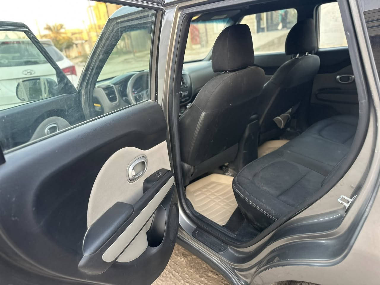 ً
السلام عليكم 

كيا صول للبيع واود امريكي  لون رصاصي رمادي 
موديل 20217 
سعة المحرك 2000 JDI 
ماشيه :71 الف تقريباً 
السياره جاهزة من كلشي كير ومحرك وتبريد 
بيها ملاحظات بسيطه 
مع كاعيات اصليه مال شركه kia
   مواصفات:
تحكمات ستيرن 
مثبت سرعه 
شاشة لمس 
كامره دواره 
نظام ايكو سبورت 

السعر :128 ورقه و بيها مجال 
مكان السيارة بابل البكرلي العبوديه 
للاستفسار :
***********
