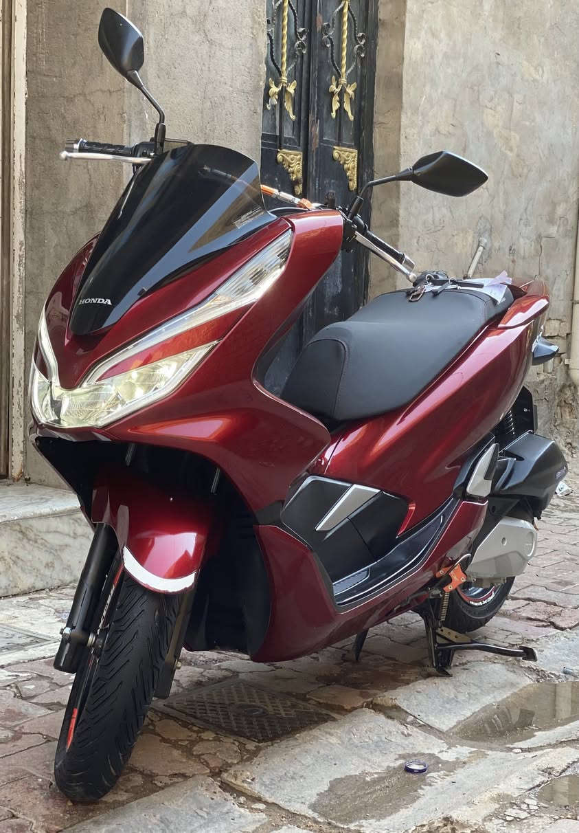 السلام عليكم للبيع
دراجة pcx بصمة ياباني جيل ثالث 
مال مزاد نازلة من كلشي وكلاشي ( كارتون ) 
رقم الشاصي JF81 - 1044059

لون مميز ماروني او كرزي 
حجم المحرك 125cc 
عداد المسافة 21 الف حقيقي 
ورقة مزادها وياها شرط 
بصمات عدد 2 + مفتاحين طوارئ 
تايرات الوكالة مشلن امامي + خلفي 
ستيكرات ويالة عمل اصليات 
حساس زدحام + ستان كهربائي 
عده سباين + منفيس اصلي + ورقه مزاد 
دراجة مكفوله كفاله عامه من باب تاخذها 

العنوان النهظة شارع شيخ عمر 
قرب باجة الحاتي رقمي 
***********
