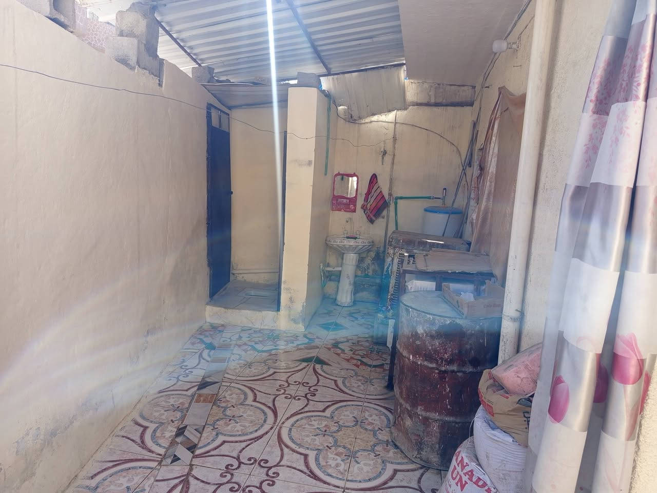 دار للبيع طابقين بهزر خلف جمعية النقاء الفرع الاول جانب الركن طابو زراعي سند ٢٥مع كامل الخدمات مساحة 123م 8م ونصف الوجهة والنزال 14م ونصف غرفة نوم واستقبال ومطبخ وصحيات داخليه وخارجية وكراج الثاني غرفتين نوم  السعر 60مليون وبي مجال للشراي للاستفسار خاص او ***********
