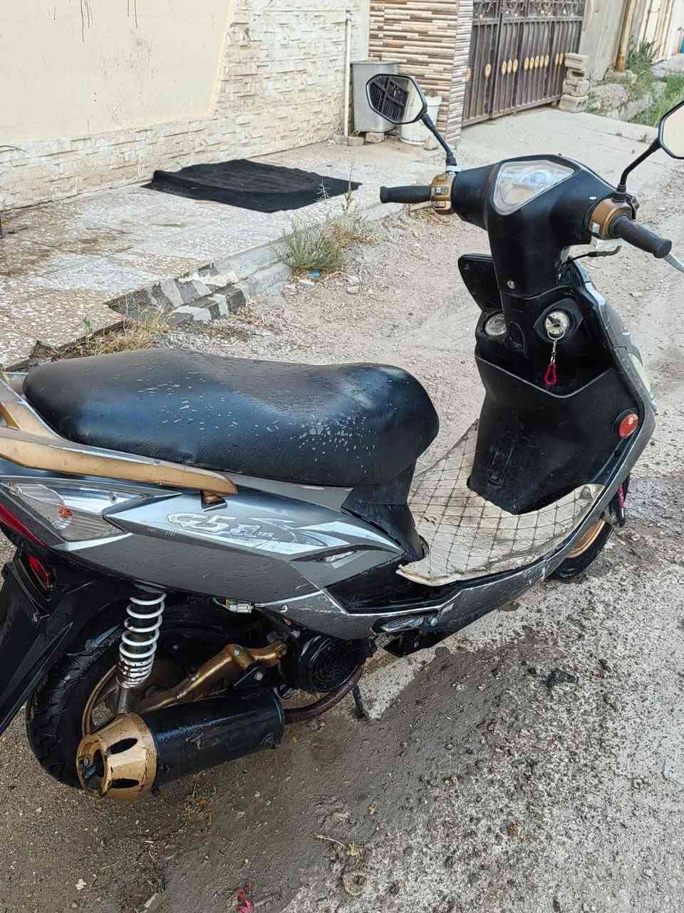 السلام عليكم دراجه نوع كايمكو مثل ما موضح بالصور .
الدراجه للبيع وبسعر 450 وبي مجال للشراي 
الدراجه مجفته وبدون هندر يعني فقط سلف والكهربائيات كلها شغاله . الدراجه عارضها يم عقبه الراوي ابو الدراجات شارع فلكة الفرسان يم جامع عروه مقابيل فلافل بباي الي يحب يفحصها هي موجوده هناك او يتواصل خاص


**إذا كنت صاحب هذا الإعلان وتريد حذفه لأي سبب، رجاءا أرسل رسالة إلى الدعم الفني**