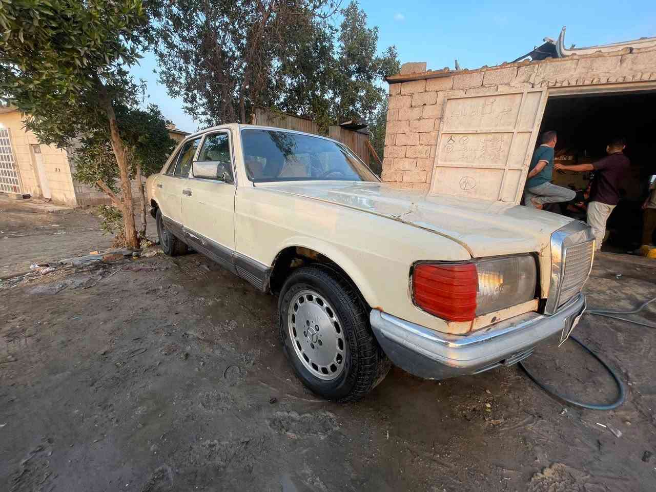 السلام عليكم مرسيدس للبيع حايز ثالث مكان واسط صير بيه بس وكالة راعيه سوي بس وكالة سعر22/مجال قليل ***********
