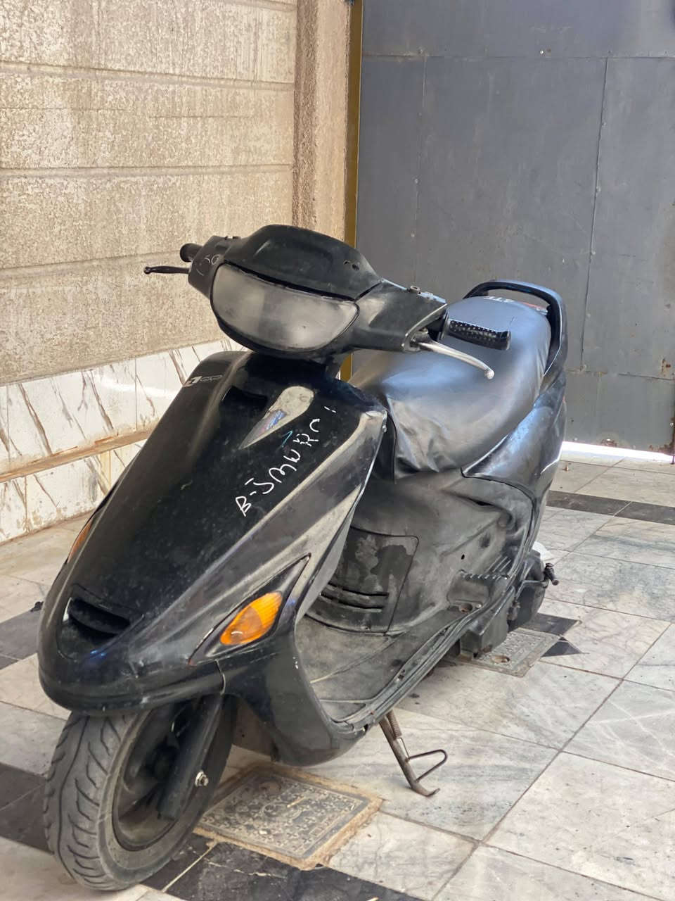 دراجه فراشه حلوه ونضيفه مامفتوحه الدراجه مكينتهه ناعمه وكلشي شغال بيهه من الطول للطول نكره سلف اشاير بكلايت لايت عالي ناصي قفال ستيرن  لاتنقيص ولاتبخير الدراجه كامله من الطول للطول دراجه تخبل سعرهه 425 وبيهه مجال حك الجيه عنواني بصره الحكيميه رقمي ***********
