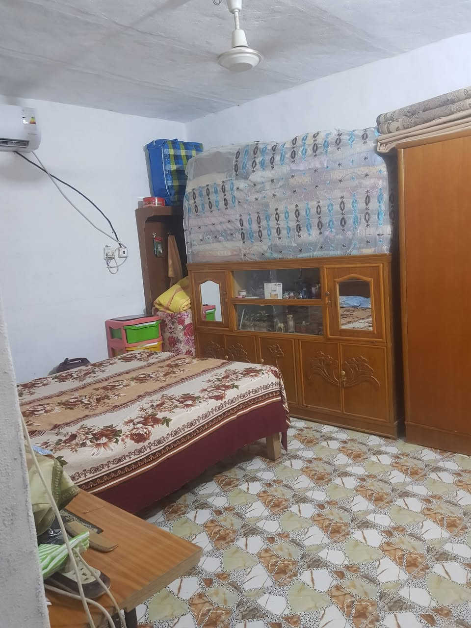 السلام عليكم بيت للبيع مكاني جعفر الطيار مساحة البيت ١٠٠ وبي محرمة ٦٠ متر بي خط مولدة وخط انترنيت سعر ٣٧ الشراي يتصل على هذا الرقم***********
