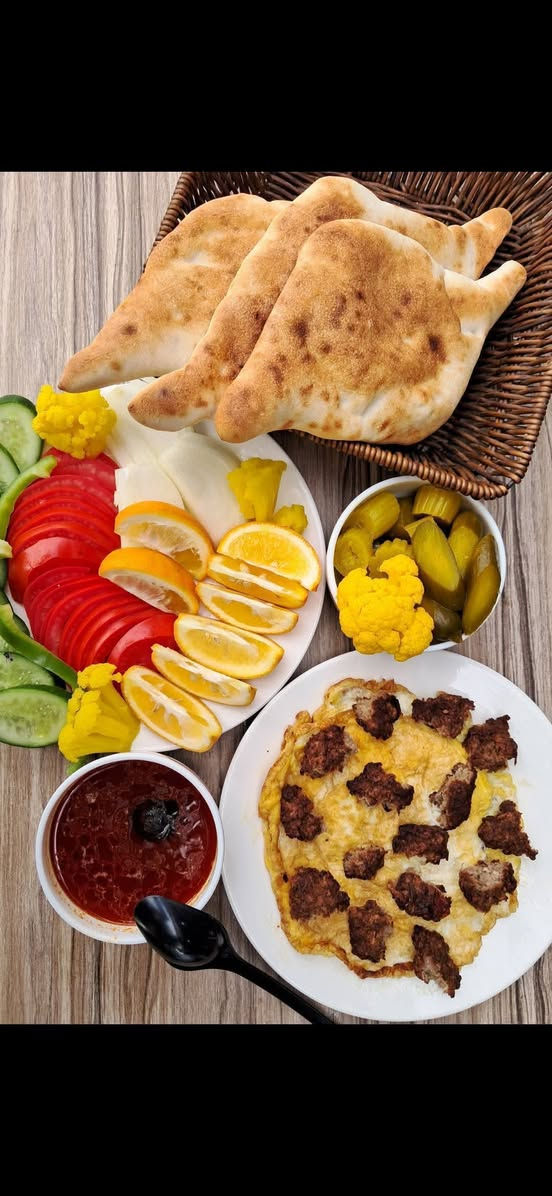 (( مطعم ملك 👑 الباقلاء ))👨‍🍳
إلى الناس الذواقة ......💯
 إلى محبي الأكلات الشعبية العراقية........💥
🧞‍♂️  نقدم لكم افضل أصناف الأطباق الشهية ........🍛🥄🥘🍲🍜🍝
🔥 الاكلة الشعبية الأولى بالعراق ⁉️
 ✅️  باقلاء بالدهن الحر 👌👌
 ✅️ ️ كبة بغدادية 
 ✅️  مخلمة باللحم 
 ✅️ باسطرمة بالبيض 
 ✅️ ️ جلفراي باللحم 
 ✅️  عروك وبيض 
 ✅️   شوربة عدس 
🔸️ نتشرف بزيارتكم مطعمنا    ️    🔹️اسعارنا مناسبة جدا جدا 🔹️
العنوان / البياع / بداية شارع ١٣ / مقابل المعارض ......
☎️ للطلب والتوصيل دلفري
    🛵 _ 🛵 _ 🛵 _ 🚕 _ 🚕
 عن طريق  ⬇️
((تطبيق  بلي المجاني )) 
(( وتطبيق طلبات المجاني ))
(( وتطبيق توترز  المجاني ))
(( وتطبيق طلباتي المجاني ))
⭐️ سوف تجد صفحة مطعم ملك الباقلاء وجميع الأسعار مثبتة ⭐️
📳 ملاحظة: يفتح التطبيق من الساعة ٧ صباحا ويغلق الساعة الواحدة ظهرا.........للطلب أثناء هذا الوقت فقط


**إذا كنت صاحب هذا الإعلان وتريد حذفه لأي سبب، رجاءا أرسل رسالة إلى الدعم الفني**