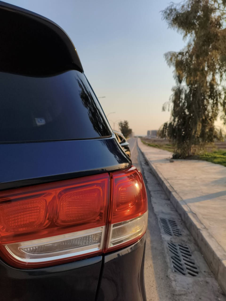 السلام عليكم. سورنتو للبيع موديل 2017  وارد امريكي بيه بونيد صبغ وشبر بال الصندوك ماشية  180الف كيلو  مواصفات السيارة  LX  

1 كامرة خلفية 
2 حساسات خلفيه 
3 مثبت سرعه 
4 تدفئة كشنات 
5 السيارة خمسة راكب  

مكان السيارة موصل رقم السيارة اربيل الجديد سعر السيارة   160 وبيه مجال للاستفسار الاتصال على الرقم  
(***********)
