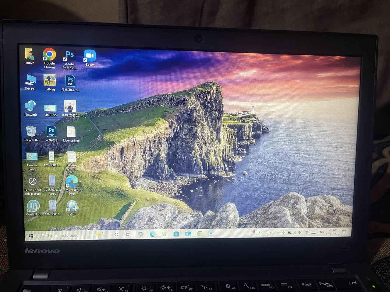 لابتوب لينوفو نظيف 
كور اي فايف الجيل الخامس 
رام 4 كيكا 
كارت شاشة انتل 2 كيكا 
هارد 238 كيكا 
حجم12 
سعره 100 الف
مكاني الشعب
بطاريته متطول هوايه تقريبا 20 دقيقه
***********
