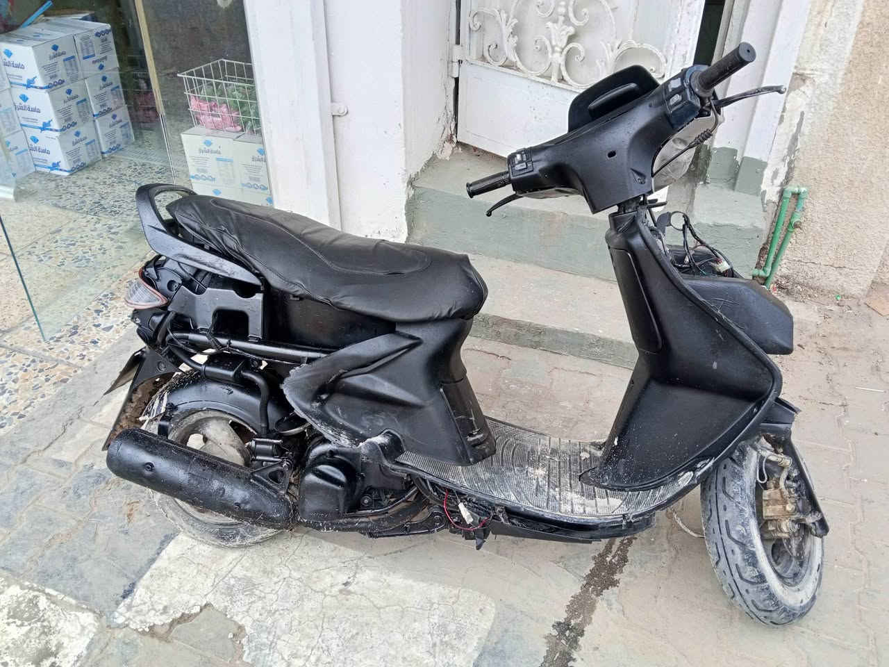 دراجه للبيع نظيفه بدون كفرات مكينته نظيفه السلف شغال بس باتري عايزه مكان نجف السعر 350 وبيه مجال ***********
