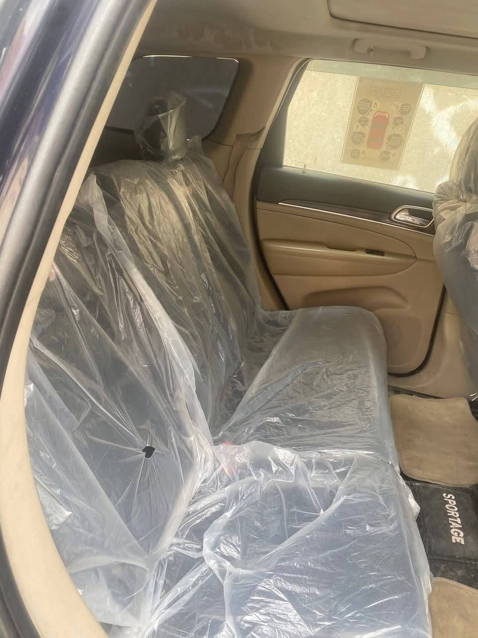 جيب شيروكي موديل ٢٠١٢ محدثة ٢٠١٦ السيارة فول مواصفات وارد خليجي 8سلندر هيمي كشنات SRT السيارة بدون حادث السعر 130 او مراوس
رقم الهاتف:***********
