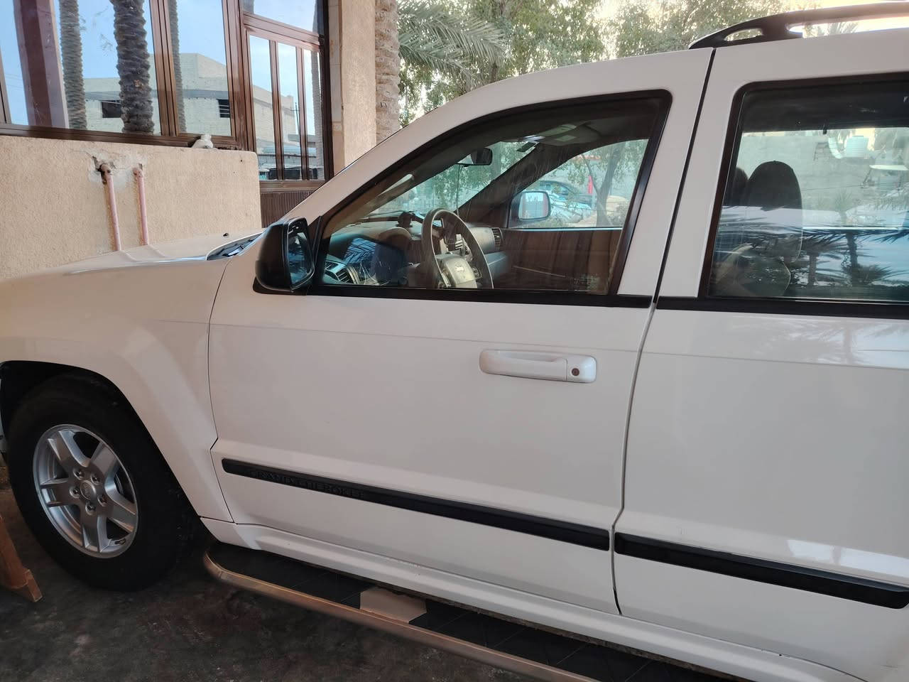 السلام عليكم
( Jeep Laredo ) 

 محرك 3700

( المحرك ) وضع الشركة ( غير مفتوح ) 

( الگير: وضع الشركة مبدل زيت وفلتر فقط ) 

( عجلات كوري جديد ) ( و بطارية جديدة ) 

( لايت عالي ناصي زنون ) 

الداخل : ( غرفة نضيفة )

بدي السيارة: ( صبغ دعامية أمامية ) و بعض الأجزاء مثل : ( تكمة الباب الأمامي بدون فتح )  ( وجزء بسيط بهلال الجاملغ الخلفي ) ( وطخة بالباب الخلفي بارد فقط ) ( وطرف البنيد بارد فقط شبر فقط ) 

( الصالنصة ) : بطيخة مبدلة فقط

تبريد جيد جداً و غير مفتوح أي جزء منه

الصدر الخلفي بحالة الشركة والامامي تبديل لاستيك وطوب فقط ( وللعلم دبلات الشركة نفسهن ) 

السعر المطلوب 120 وبيها مجال 

( السيارة عندي من 15 سنة )  ( غير الأجزاء الاستهلاكية مابدل بيها ) 

أرقام جديدة رقم بغداد

 السنويه تنتهي ب 2030

رقم الهاتف

 ***********

***********

***********

العنوان : بغداد اليوسفية.
