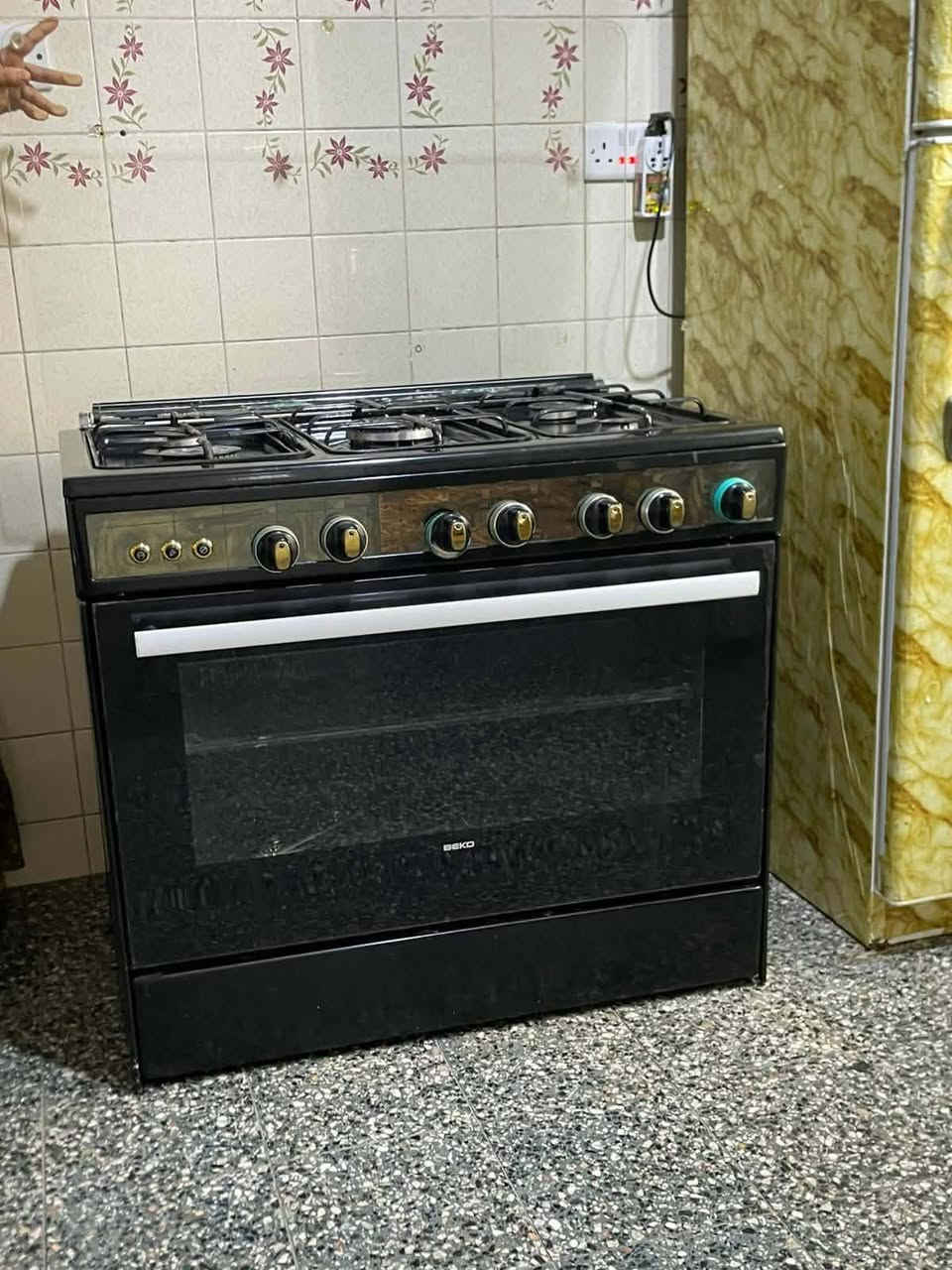 سلام عليكم طباخ للبيع سعر 150وبي مجال ***********

