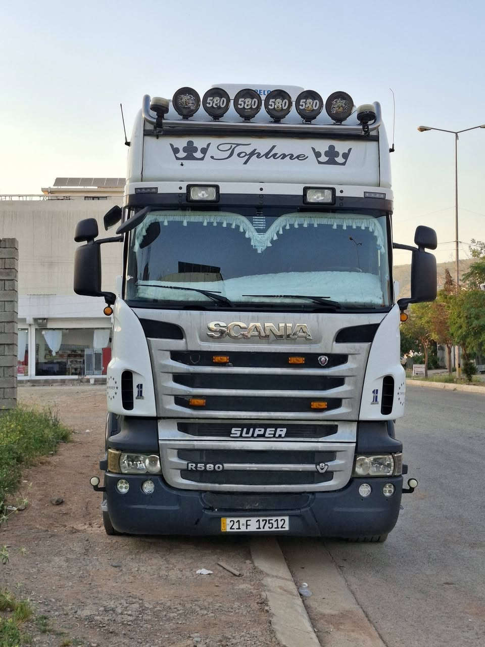 سکانیا ٢٠١١
مکینە V8 
سنکل امامي.
کیر اوتوماتیک مع کلاج
تبرید . رتایدر. ثلاجه .
سنوي جديد حتى ٢٠٣٠ بسمي
مربوط سايلو تركي علي رزا
ثلاث دنكل دبل تاير.
كير محرك اكسل بشرط
لاسرف ولا بخار .جاهز للشغل.
مكان كويسنجق تابع اربيل ***********.
