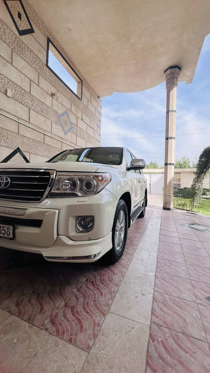 سلام عليكم ورحمة الله وبركاته.                                    لاندكروزر 2014                                                                          GXR 8V 4600.                                                                       فول موصفات للخير 
مكفوله من بادر والضربه والصبغ ماعده دعاميه إماميه تبديل والباقي كفاله تايرات جديديه صدر امامي خلفي جديد 
محرك وكير مامفتوح 
سياره تاخذه جديده 
مكاني بغداد ابي غريب 
السعر خاص 🔒
الرقم *********** وتوفر وتساب
