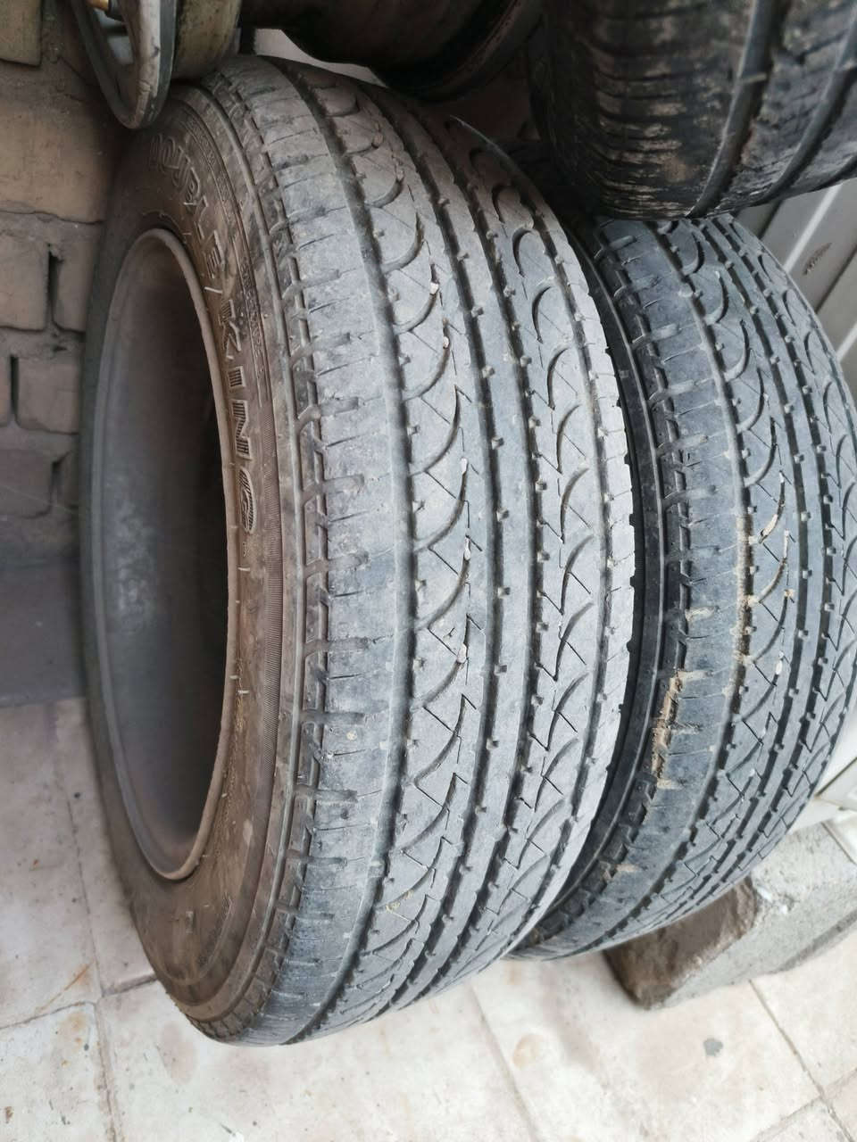 متوفر تاير كلش نضيف قياس 165/65/13 ويا ويل نضيف سعر التاير الواحد مع ويل ٣٥ واذا تاخذ زوج ب٦٠ احسبهن الك واذا تريد تخم ويل نضيف ويا ثنين تايرات نضيفات ب٩٠ واذا تاخذ السيباية وياهن شلع ب١٠٠ فقط اذا تاخذهن شلع السيباية وحدهة ابيع ب٣٠ قفل  قفل اذا شراي اتصل *********** عنواني بغداد العبيدي
