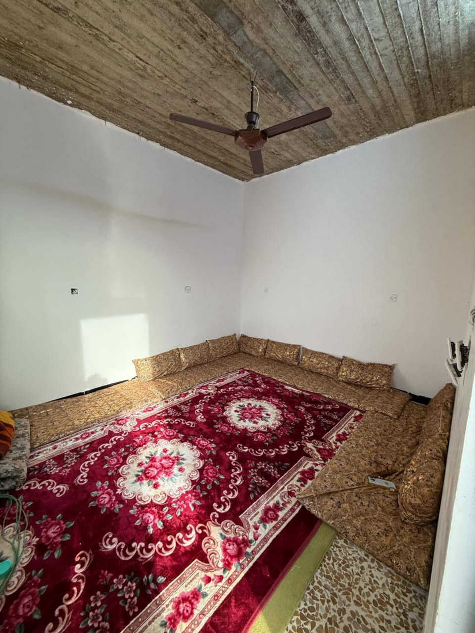 بيت للبيع قوسيات قرب مدرسه الصينيه مساحه 100 متر غرفتين نوم زائد مطبخ زائد استقبال زائد صحيات داخل وخارج سعر 37 وبمجال شيء بسيط سند زراعي 25====***********===***********
