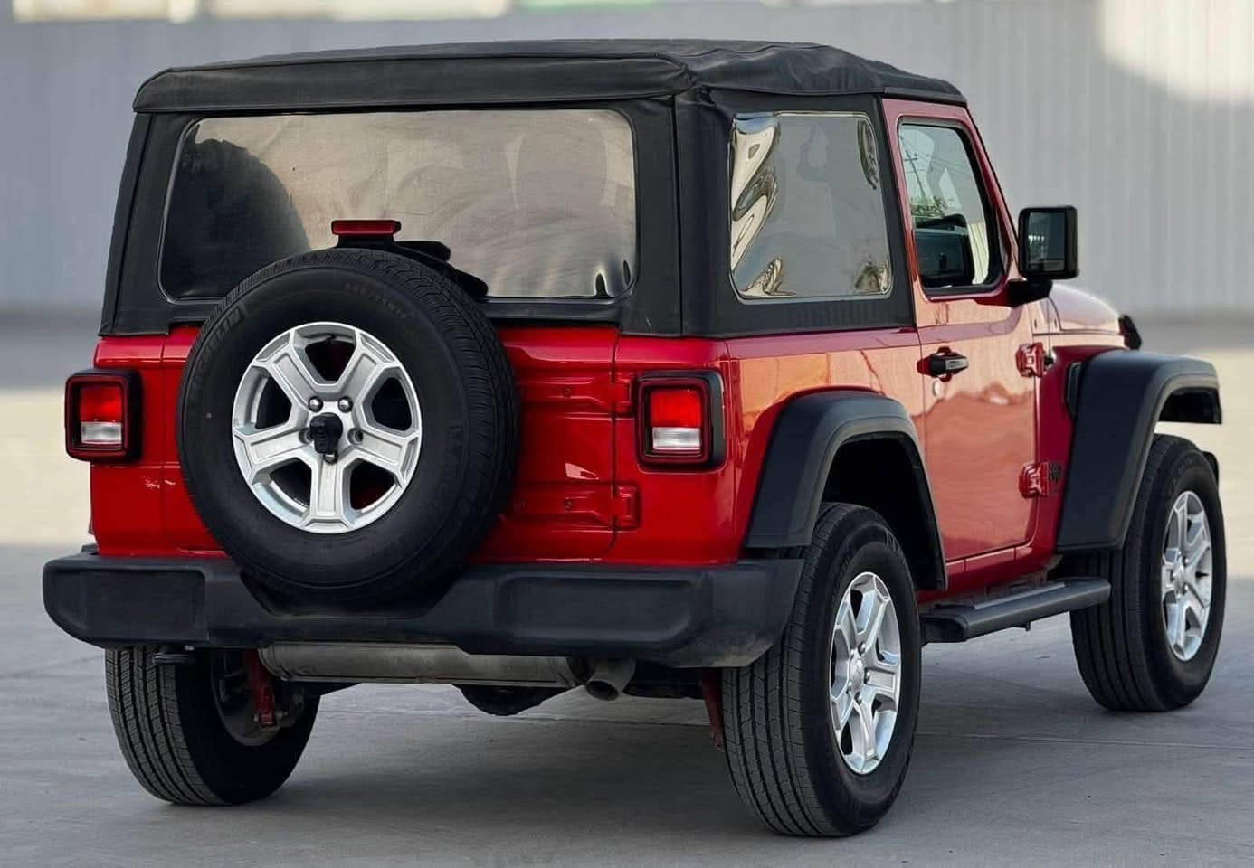 للبيع او مراوس شعندك نزل 
Jeep Wrangler 2023 Sport
جيب رانكلر 2023 سبورت
4 سلندر تيربو 

فول فول مواصفات/  سبورت
 جام كهرباء اوتو
 شاشة - كامرة
 قطعتين تبريد
هيتر بالمري

ماشيه 14 الف ميل 
تك باب كشف 
تم تخفيض السعر
السعر 205$ بدون رقم

مرقم باسمك 220$

بيها صبغ ع كد شبر بطرف البنيد موضح بالصور !

للاستفسار خاص او واتس او اتصل
***********
