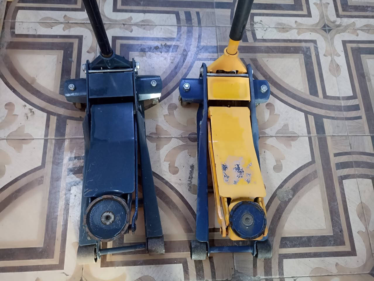 السلام عليكم اخوان محل بنجرجي كامل مكمل على آخر حباية جهاز بلنص حديث حتة كسر الإطار يشرة تركي بطل تاروستين كل تاروسة بوحدة كهرباء و ماطور بانزين تركي اصلي خالعة26 امريكي  شالحة تركة بانيوم ماء مع قاعدة صوندات هواء ودرين فتح وشد كيجات عدد2 واحد زيبقي واحد كتروني  وميز مكتبي  مكان الديوانية المركز وبسعر مناسب الاستفسار أكثر الاتصال على الرقم *********** و تدلل وجكات عربانة عدد 2 هوزن عدد2
