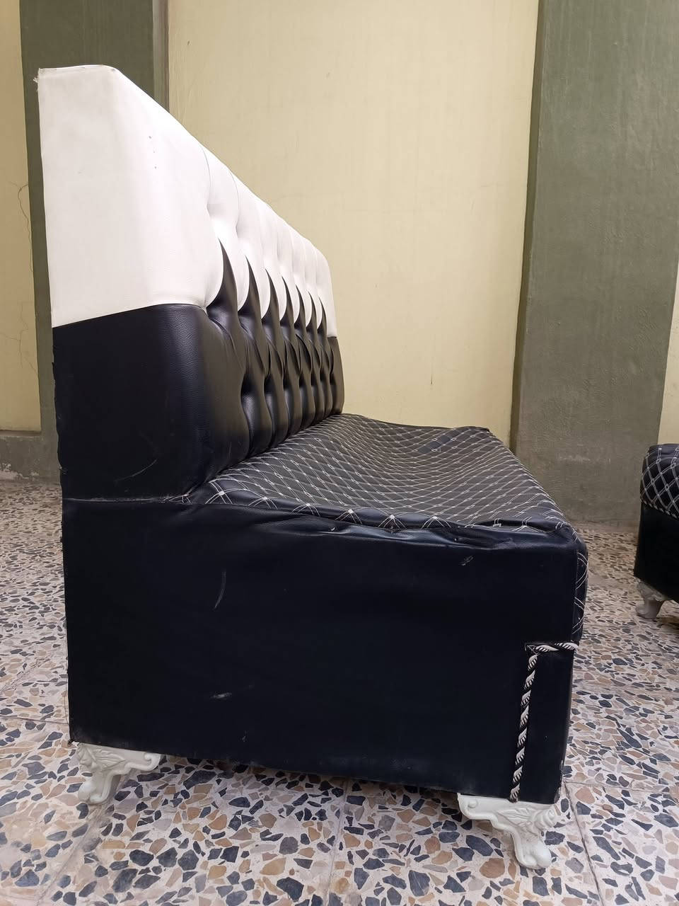 فرصة ذهبية: تصفية مواد كافتيريا "شيلة وحدة" (ستيل ثقيل أصلي) - بيع مستعجل لعدم التفرغ (بسبب الوظيفة والدراسة)
المكان: النجف الأشرف - حي الميلاد 
السعر: (2 مليون قابل للتفاوض) 
التفاصيل:
المواد أغلبها ماركات أصلية ومن النوعية الثقيلة (Heavy Duty) وليست التجاري الخفيف.
✅ المميزات: مواد أصلية، ستيل ثقيل يعمّر، وكمية متكاملة تبدأ بها مشروعًا فورًا. 
⚠️ ملاحظة للأمانة: المواد كانت مخزنة لفترة، لذلك الصور تظهرها متربة وتحتاج جلفة تنظيف بسيطة فقط لترجع جديدة تلمع. البيع على وضعها الحالي لضيق الوقت، والسعر "لگطة" مراعاةً لهذا الأمر. 

قائمة المواد باختصار: 
معدات طبخ ستيل ثقيل: (شواية گص حجرين، كابسة صاج، طباخات همبرگر وفلافل ومتعدد، سخان تحمية).
معدات عمل: (ماكنة ثرم وقطاعة فنگر صناعية، كاونتر سنك، مغسلة ستيل، 3 قناني غاز).
أثاث وديكور: (جام خانه سميك، ميز عَرض خشبي، إنارة ديكور، كراسي وطبلات، ميز جلوس، أواني خشب وستيل).
المجموعة كاملة بسعر خيالي لمن يصل أوّلًا... 
📞


**إذا كنت صاحب هذا الإعلان وتريد حذفه لأي سبب، رجاءا أرسل رسالة إلى الدعم الفني**