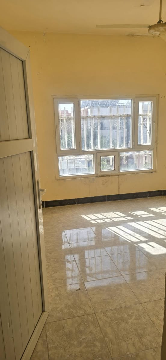 شقة طابق الثاني للايجار مساحة ١٧٠م عنوان خلف مول الزياد قرب الحسينية ام البنين غرفتين نوم وهول واستقبال ومطبخ وكراج سعر الايجار ٢٧٥الف ***********
