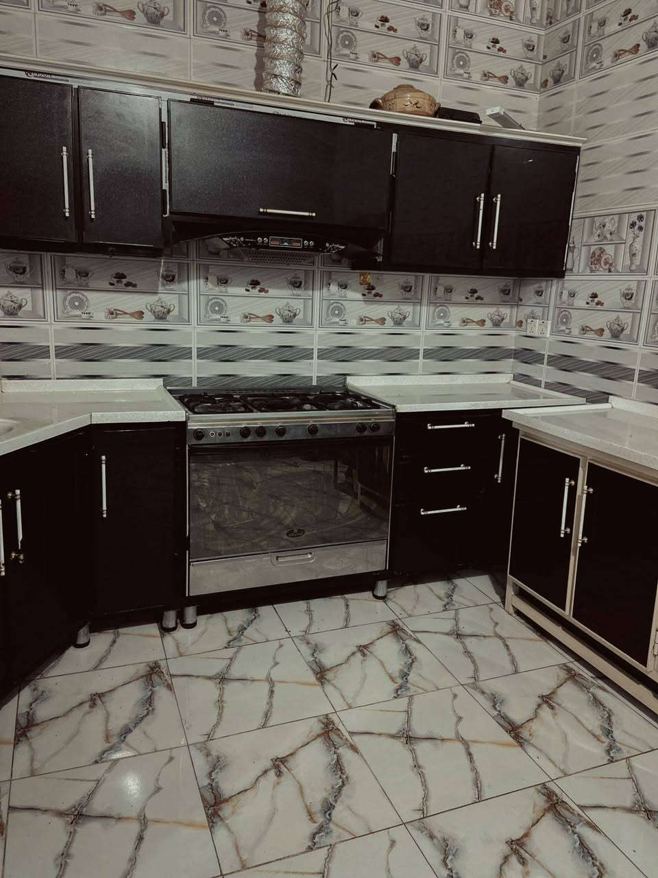 السلام عليكم بيت في شارع المعهد الفني قرب المشتل الجديد مساحه 150 متر يحتوي على ثلاث غرف نوم وبراني وصاله كبيره ومطبخ وحمام خارجي وداخلي وطارمه السعر 135 وبيه مجال بسيط ***********
