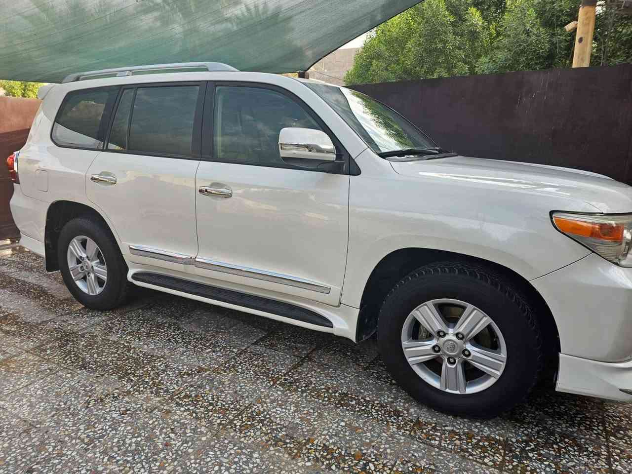 السلام عليكم 
للبيع جكساره 
2014 بريم 

فتحه 

بصمه 

3 شاشات 

مري قلاب عنده الرجوع وشفط 

تشغيل عن بعد 

جام ينزل ويصعد بلبصمه 

كشنات جلد شرط جدد 

السياره جديده داخل خارج 

تخم تاير جديد 

صدر جديد امامي خلفي 

بيها صبغ نص الجاملغ الايمن شخط ونصبغ على كده 

السعر اتصل او اكتب رقم 1 يوصلك خاص 

***********
