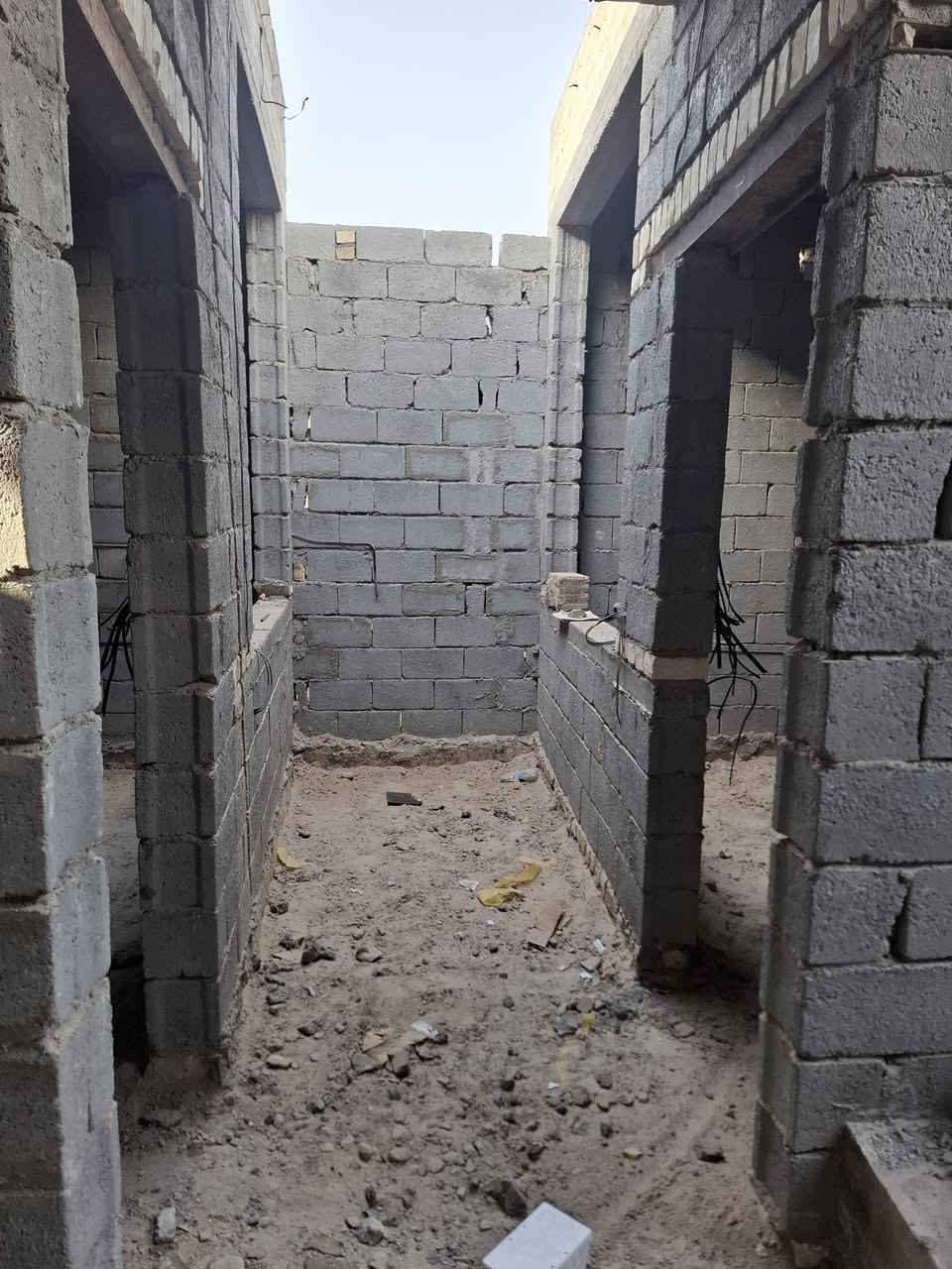 السلام عليكم دار هيكل مسقف للبيع الكهرباء والمجاري منجزة مع اربع ابواب قاصة طابو صرف المساحة ٢١٠ متر الموقع الاسكندرية شارع الخضر الرابع السعر ٣٧ مليون للاستفسار الاتصال ***********
