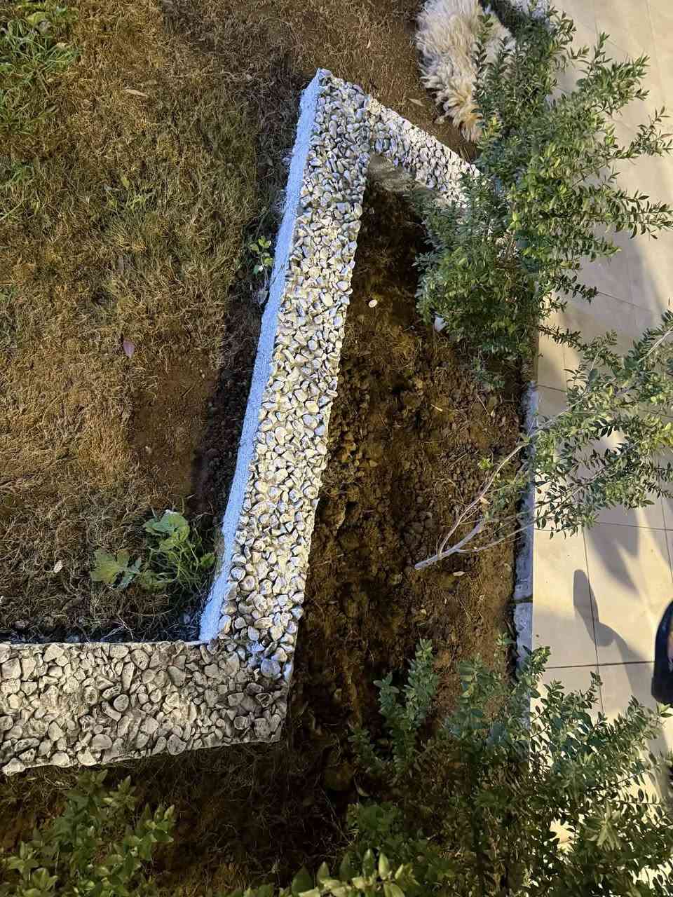 السلام عليكم هذا الولد اشتغلنه الحديقه شغله يجنن واسعاره كلش زينه الي يحب يتصل عليه هذا رقمة ***********
