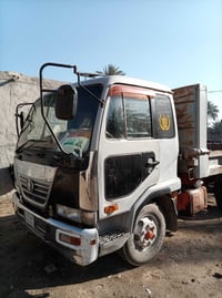 نيسان قلاب • ٤طن • موديل ٢٠٠١