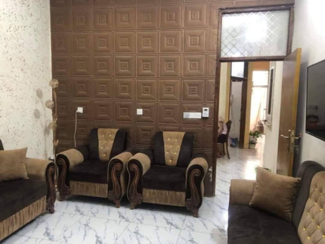 البيت البيع طابقين مساحة 100 متر ( واجهه 7 نزال 15 ) 
العنوان بعقوبة 7 نيسان خلف كليه التربية اساسية مباشر..
الطابق الاول : مطبخ واستقبال وصالة وغرفة نوم مع صحيات داخليه وخارجيه الطابق الثاني : غرفتين 2 نوم مع صاله وصحيات مع بيوتنه البيت كأن مأجر ب 500 الف يرهم مراوس بقطعه ارض حسب المكان... بسعر مناسب جداً 
استفسار ***********

