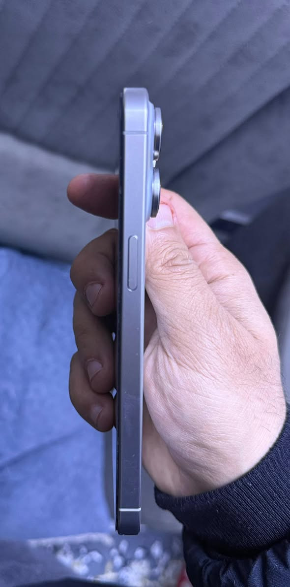 آيفون 15 برو ماكس ضمان ماستر مكفول استخدام شخصي وتر بروف تيتانيوم لون سلفرذاكره 256مكفول من الشخط والخدش والفتح ع الفحص مع الضمان 
ملحقات كامله أصليات وياه مع 5 كفرات هديه 
السعر مليون و 150 ألف ***********
