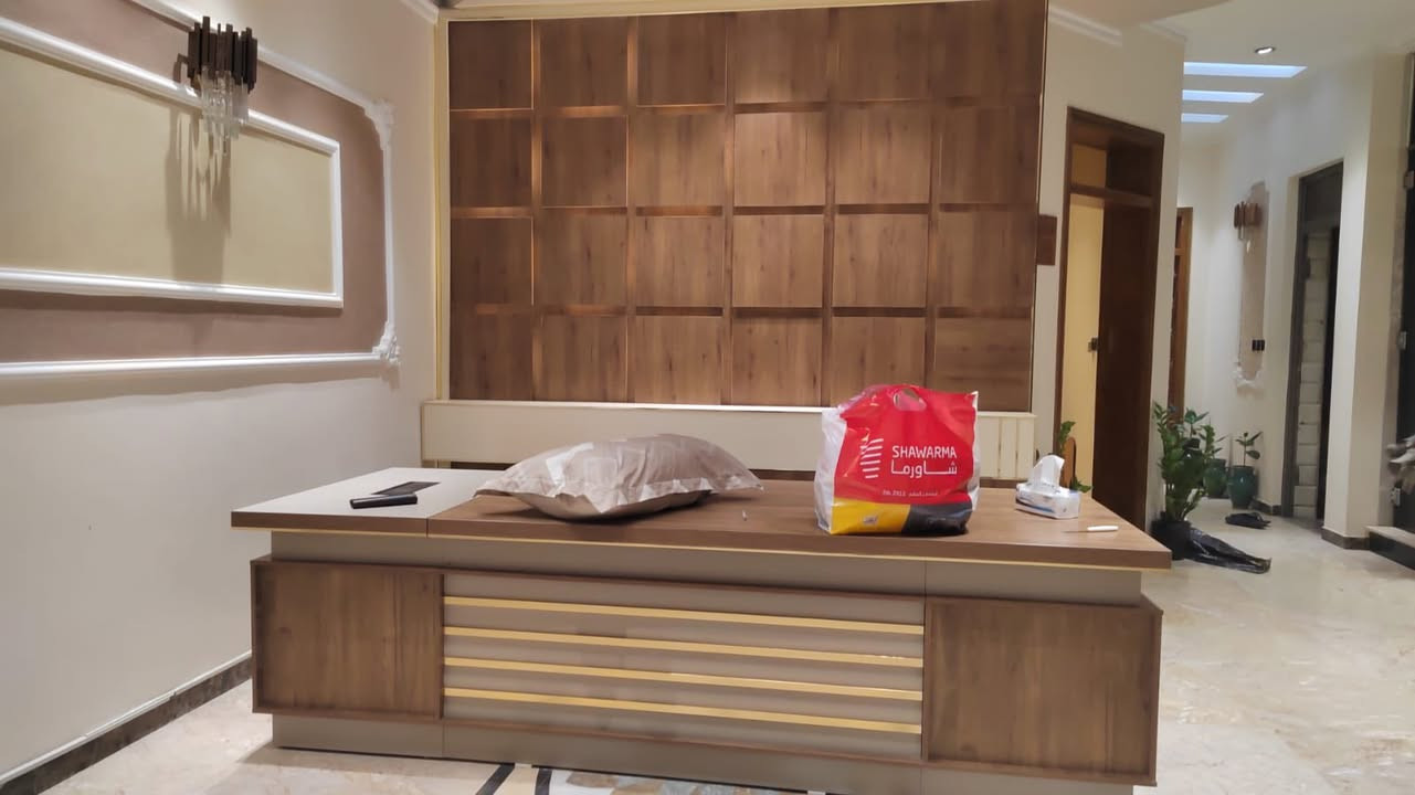 السلام عليكم ميز مكتب كامل جاهز هوا و الديكور الي خلفة بالحايط  تجي تجيب سيارة تفتحة و تحمل و تتوكل للبيع 375 الف و بي مجال مكاني بغداد الكرادة 
***********
