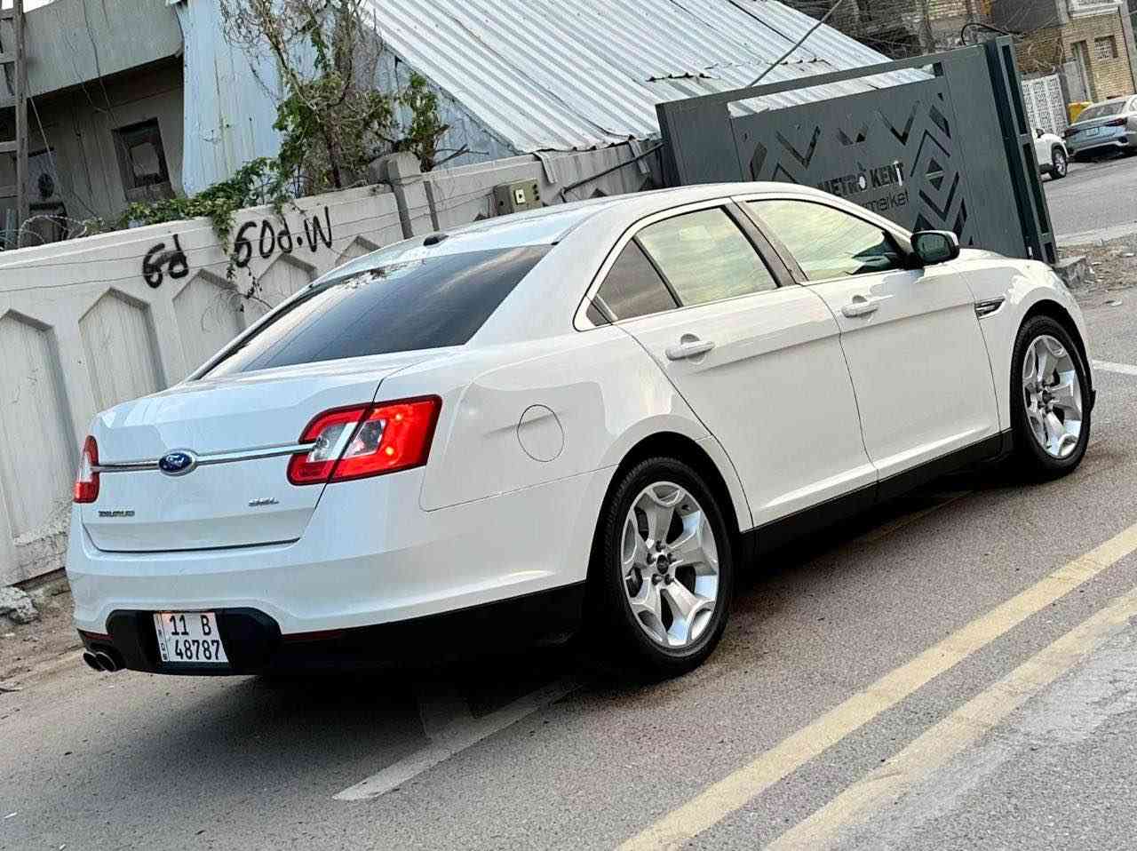 السلام عليكم اخوان. 
فورد تورس 2011 خليجي 
وكاله نيفا
كفاله 
رقم بغداد الجديد . باسمي تحويل مباشر . 
السياره كامله ولكمال لله بالعافيه ع الياخذها 
مكان السياره بغداد العامريه. 
السعر . ( 118 ) وبيها مجال بسيط
للاستفسار . ( *********** ) 
***********) بغداد, العراق
