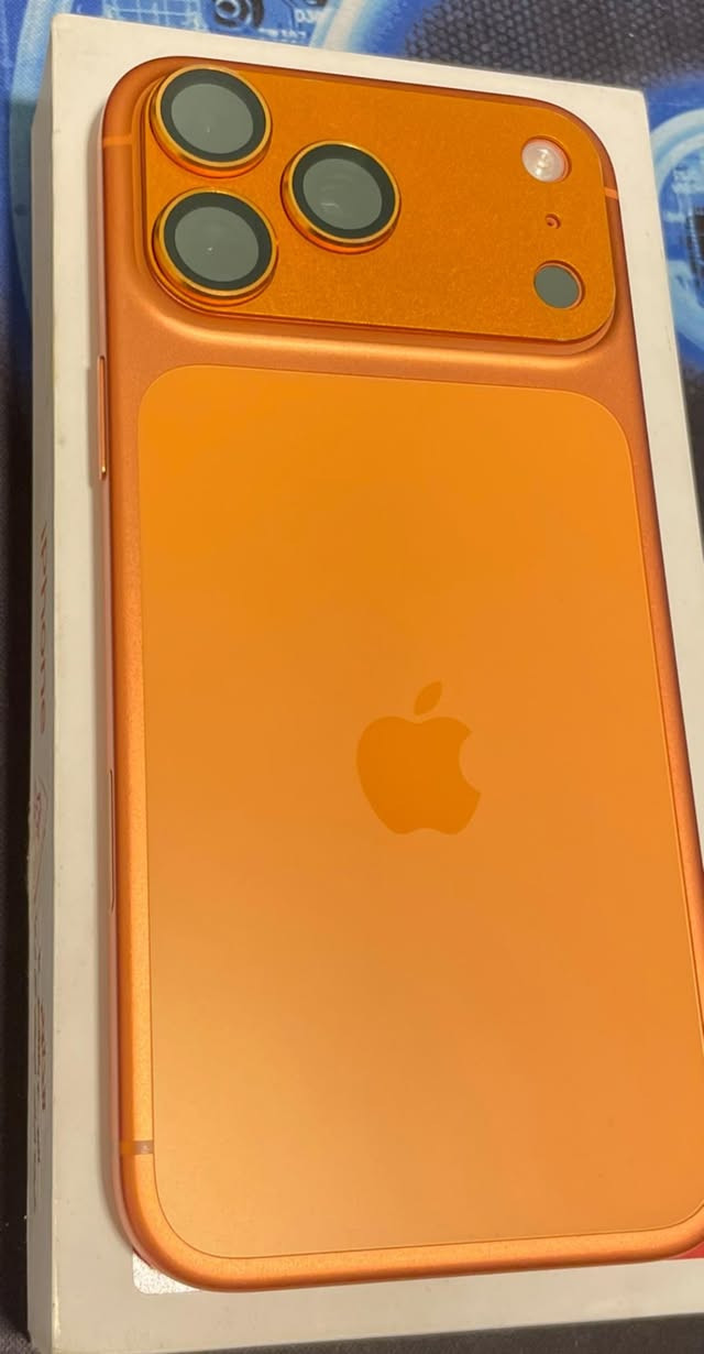 Iphone 17 pro max 
256gb
الجهاز خالي من العيوب عدى الشخط الصغير الموضح في الفيديو واتصور بسبب الكفر
عموماً
"الجهاز سيم كارت"
السعر المطلوب هو 1850 غير قابل للتفاوض ابداً
*********** واتس اب
