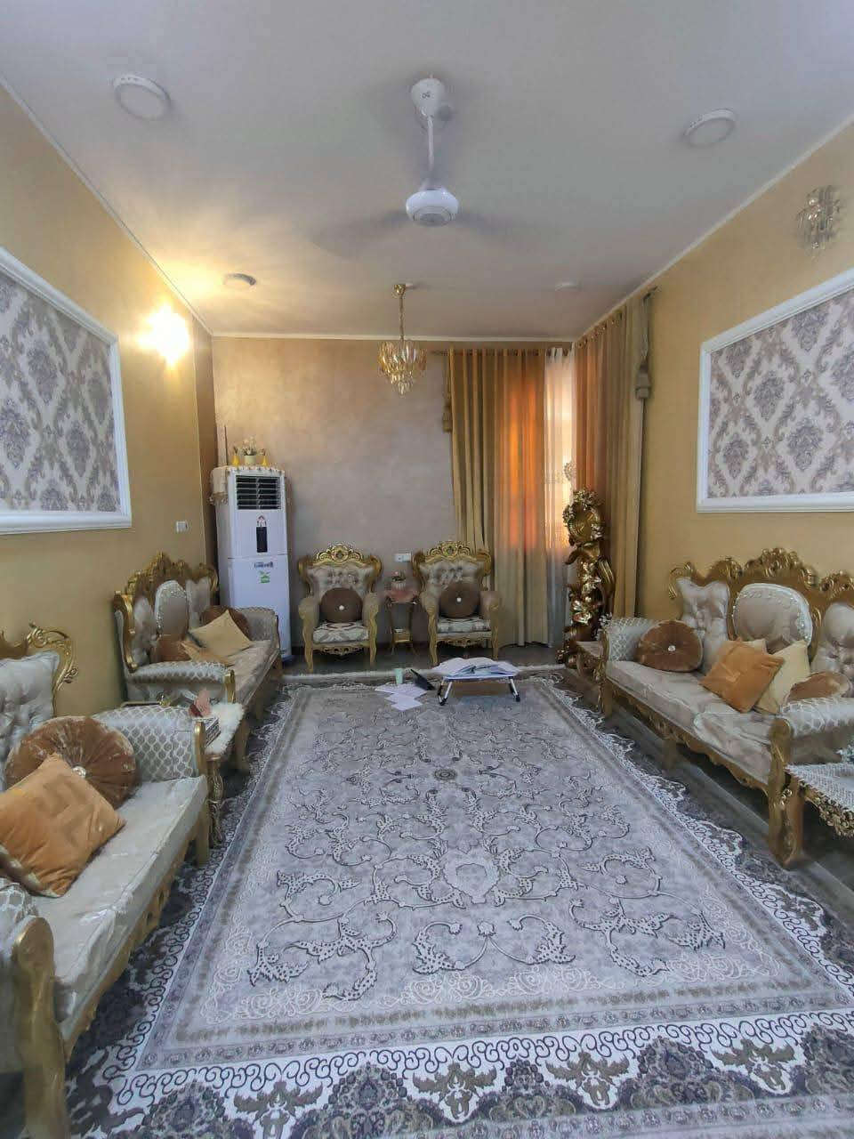 بيت مناسب للبيع بسومر مساحه 200م طابق يحتوي على غرفتين صاله استقبال مطبخ حمام داخلي وخارجي بناء حديث  قرب عماره ماجد السعر 220 لتواصل ***********
