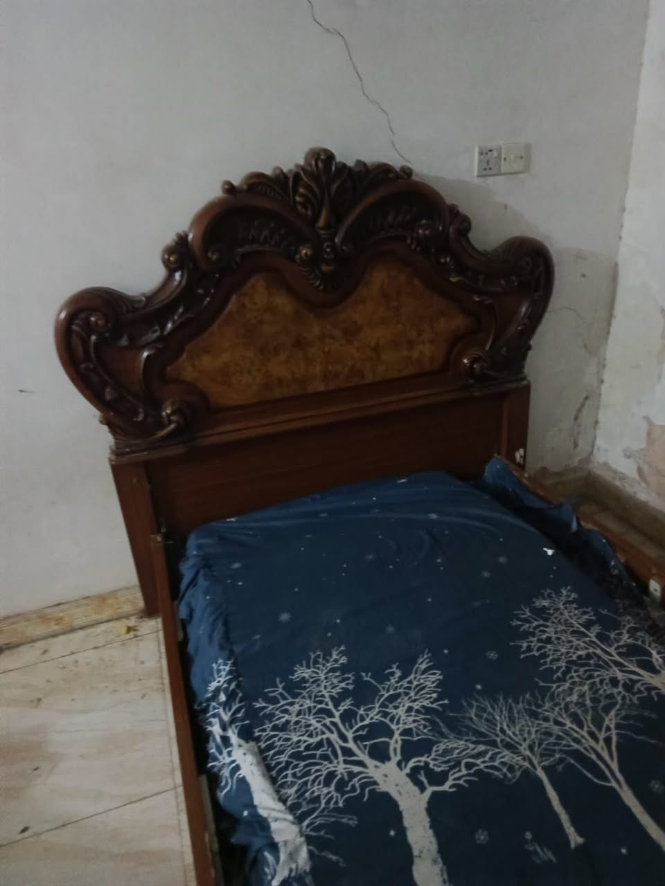للبيع جرابي ايطاليه عدد ٣ عرض نفر ونص سعر الواحده ٤٠ الف وبيه مجال ومجمده شغاله سعرهه ١٠٠ الف قفل وميز بلازما نظيف سعره ٣٠ وبي مجال الاتصال على هذا الرقم ***********
