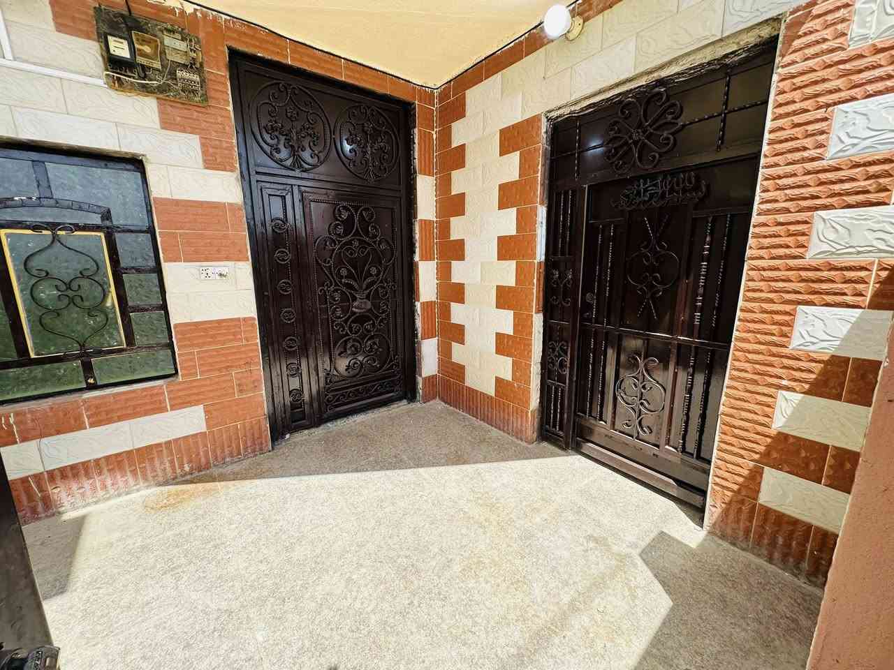 السلام عليكم
بيت للبيع بلسكان الصناعي 
قرب مركز الاسكان على ساحه وشارع12 متر
مساحه 150 بناء طابوك اعكاده يحتوي على3 غرف نوم
وصاله وستقبال ومطبخ وصحيات 
السعر خاص***********
