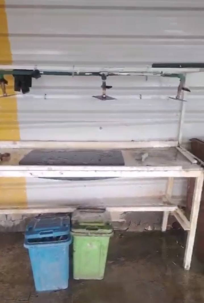 اخوان بقن غراض المحل 
عارضات 2
مجمدة1
بانيو قفصين دجاج ميز تقطيع دجاج مولد كاز 
رقم راعيهن ***********
