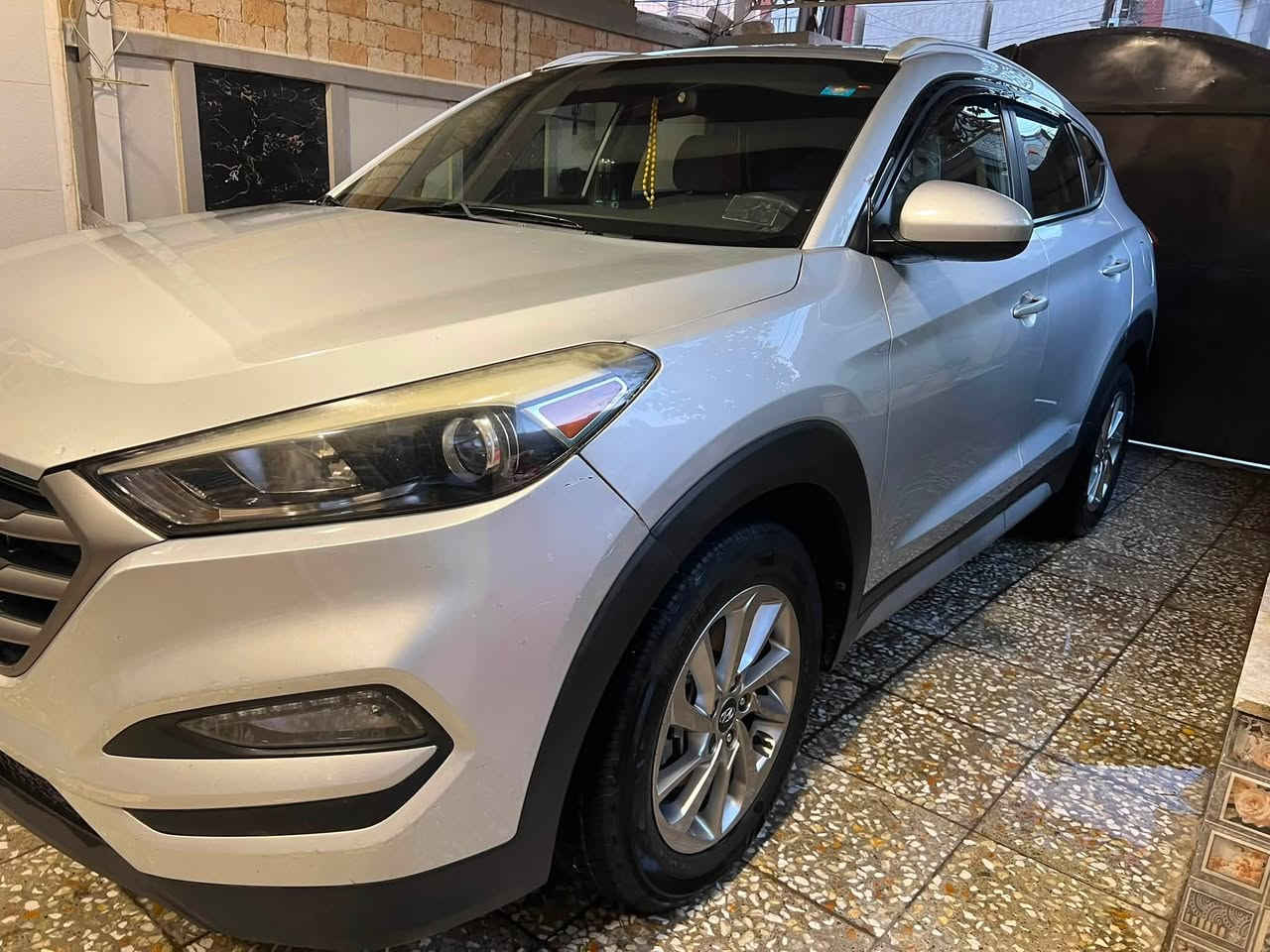 السلام عليكم
هونداي توكسان امريكي 2018 رقم بغداد دولي باسمي سنويه جديده
محرك 2400 
حادث بنيد فقط بدون ايرباك 
كشن كهرباء
تدفئه كشنات
شاشه بلاد جبيره
كامره خلفيه
مودات قياده
تحكمات ستيرن
مثبت سرعه
لد نهاري
تشغيل عن بعد
ماشيه 64 حقيقي
محرك كير صدر تبريد تخم تاير كله جديد
سياره مال بيت وجاهزه من كلشي 
مكان بغداد الدوره
***********
