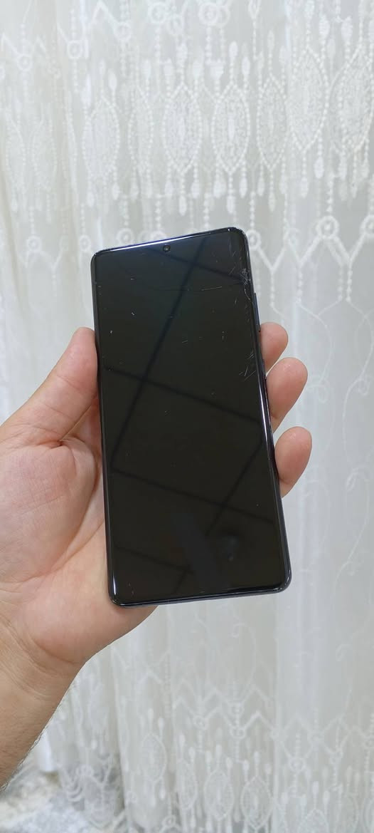 Galaxy S21 Ultra

2سیم و  زاکیره 128 گێگا و ڕام 12 گێگا و شاشەی   Daynamic Amolid X2  و  نوێبونەوەی شاشەی 120هێترزە و پرۆسێسەریی Exynos 2100یی  لەسەرە و کامێرای 108 مێگا پێکسڵ و زومی کامێرای 100x و سه ماعەی ئیسترێۆیە و پاتری 5000ملی ئە مپێرە جامی شاشەی درزی هەیە وە لە وێنەکاندا دیارە و بۆ بەکار هێنان هیچ کێشەی نیە بە زەمان پشتیشی گۆڕاوە نرخی 290 هەزار قفڵێتی

شوێن/چە مچه ماڵ + گەیاندن هەیە شمشمل, السليمانية


**إذا كنت صاحب هذا الإعلان وتريد حذفه لأي سبب، رجاءا أرسل رسالة إلى الدعم الفني**