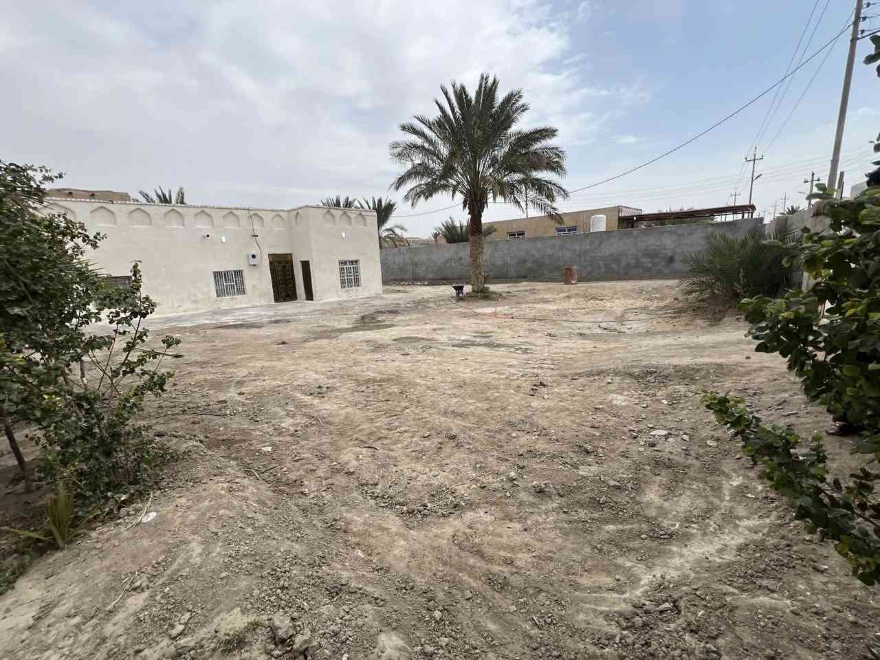 بيت للبيع  المساحه  1040متر يتكون من ثلاث غرف وهول ومطبخ ودوانيه المكان القرنه ناحيه الثغر منطقه ابوعران الشارع الرئيسي بيت جاهز من كلشي ومرمم ترميم جديد
الاستفسار 
***********
***********
