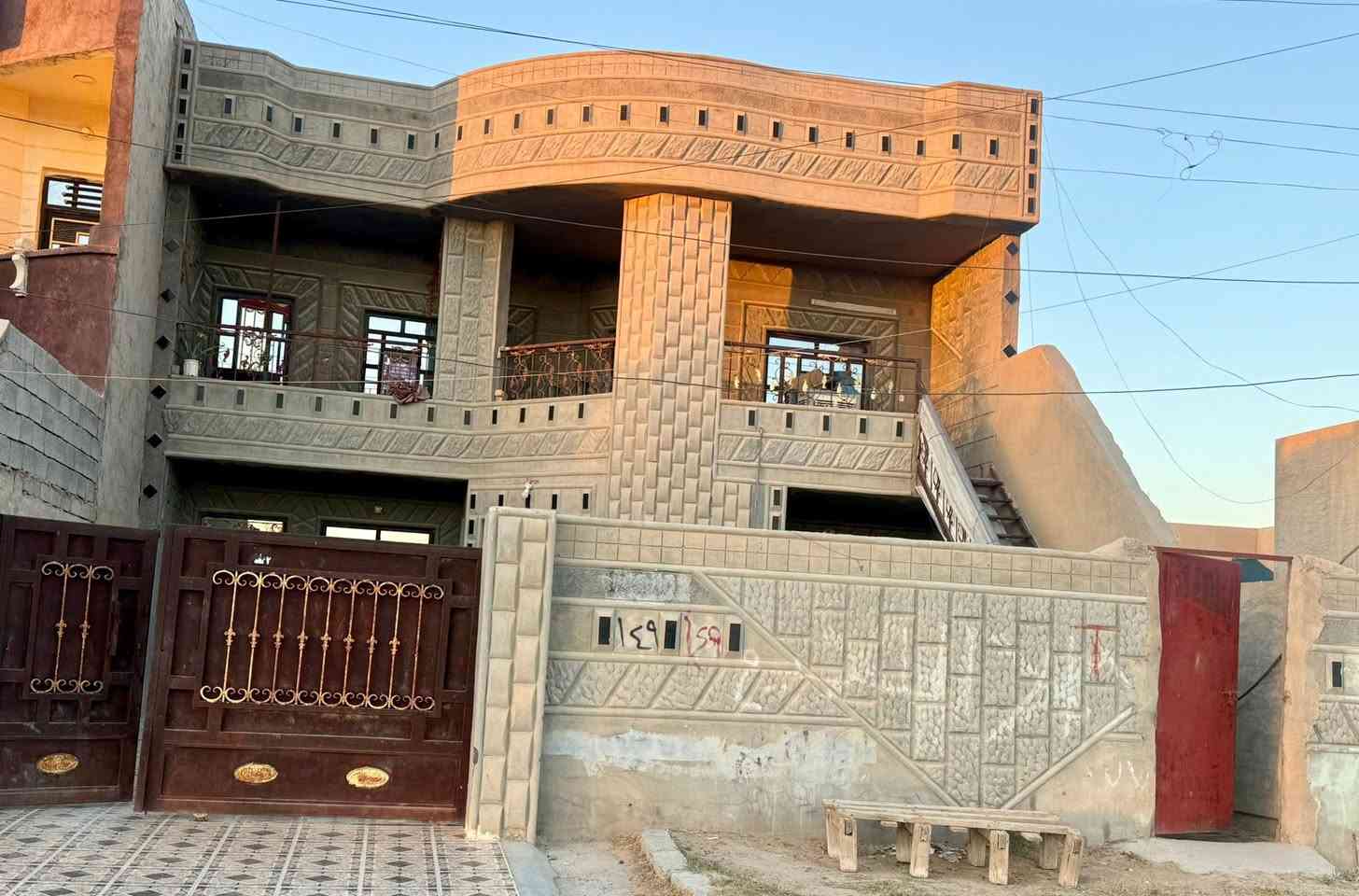 🔥 عقار استثماري نادر للبيع – القادسية / شارع أبو عقرب

إذا كنت تبحث عن موقع يجمع بين المساحة الكبيرة والموقع التجاري المميز، فهذه فرصة تستحق الاهتمام.

🏡 دار قديم (طابقين) للبيع
📐 المساحة: 600م² (20×30)

📍 القادسية – شارع أبو عقرب – قرب جامع اقرأ.

✅ على ساحة مباشرة.
✅ نافذ على شارع 30م المؤدي إلى الشارع الحولي 60م.
✅ نافذ على شارع المجمع الطبي.
✅ نافذ على شارع أبو عقرب (سايدين).
✅ منطقة مكتملة الخدمات ومأهولة بالسكان.
✅ مؤجر حالياً بعائد جيد.

هنا تكمن قيمة العقار الحقيقية، فالموقع والمساحة يفتحان أبواباً عديدة للاستثمار، منها:

▪️ إنشاء أربع دور بمساحة 150م² لكل دار.
▪️ إنشاء ثلاث دور بمساحة 200م² لكل دار.
▪️ بناء دارين (فلل) بمساحة 300م² لكل دار.
▪️ بناء دار سكنية كبيرة مع مضيف أو ديوان مستقل.
▪️ مشروع سكني أو تجاري يحقق عائداً مستقبلياً مميزاً.

العقارات المماثلة بهذه المساحة وبهذا الموقع أصبحت قليلة، مما يجعلها فرصة مناسبة للراغبين بالسكن أو الاستثمار طويل الأمد.

📌 شرط التحويل.

💰 السعر على الخاص لطفاً او الاتصال في الارقام ادناه 🫶

  للاستفسار:- شركة نصير للعقارات

   عنوان الشركة :- صلاح الدين – تكريت – القادسية – وسط    شارع قطعة 500 التجاري (السايدين)

الاتصال على الأرقام التالية:-
***********
***********
