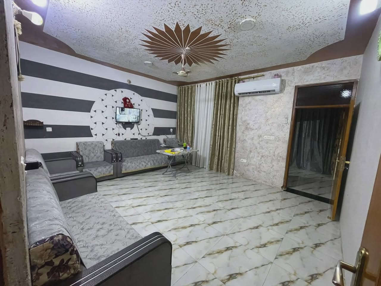 بيت للبيع المساحة٣٠٠
يحتوي ع غرفة عدد٢
وصالة
إستقبال
مطبخ داخلي و خارجي
صحيات عدد٢
هول
گليدور للاستفسار الأتصال ع ألرقم ***********
