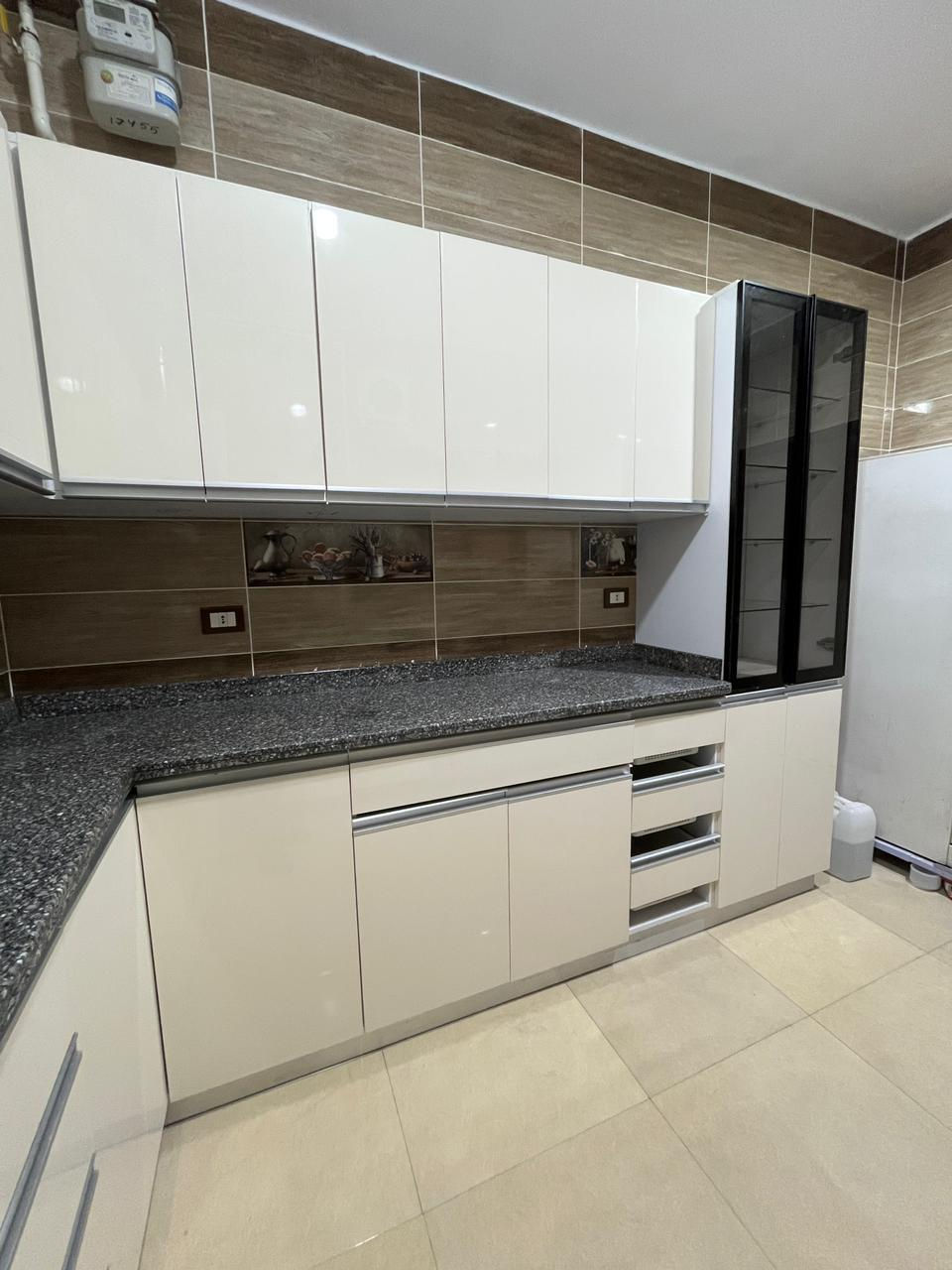 مطبخ HDF تركي.. مظهر الخشب وقوة الحديد! 🪵💪

ليش الكل يسأل عن مطابخ الـ HDF بصفحتنا؟ لأنها تجمع بين الشكل الراقي والمتانة العالية:

🌟 تركي أصلي: نستخدم أفضل الألواح التركية المعروفة بمقاومتها للرطوبة والحرارة.

🌟 تصميم ذكي: استغلال كل شبر بالمطبخ، مع مكان خاص للطباخ والميكروويف ليظل مطبخكِ مرتباً دائماً.

🌟 إكسسوارات فخمة: يدات ومفصلات درجة أولى تضمن لكِ سلاسة بالاستخدام لسنوات طويلة.

نحول حلمكِ بحصولك على مطبخ مثالي إلى واقع ملموس! 📍 البصرة – الأمن الداخلي. 📞 اتصلي بنا الآن: 0775 739 3226

#الرافدين_للألمنيوم_***********  
#كاونترات_ألمنيوم_***********  
#كاونتر_HDF  
#البصرة  
#شغل_راقي  
#تصميم_مطبخ
