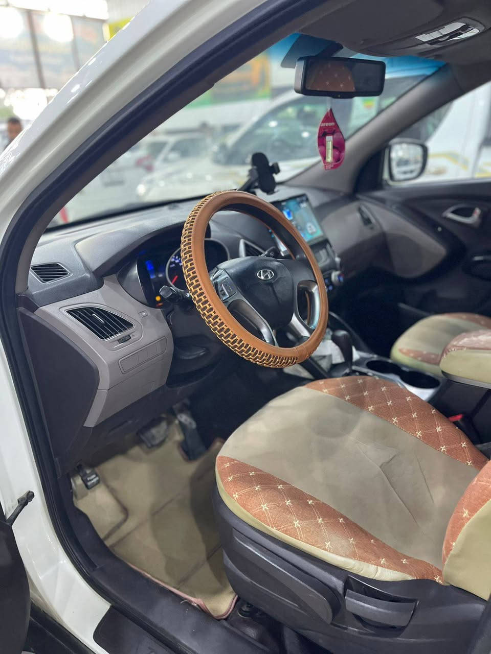 توسان ٢٠١١ خليجي 
كفاله عامة رقم قادسيه 
فول مواصفات 
كير مكينه حداديه كله جديد 
السياره جديده كلش وجاهزه من كلشي 
للاستفسار يرجى الاتصال على الارقام 
***********
***********
