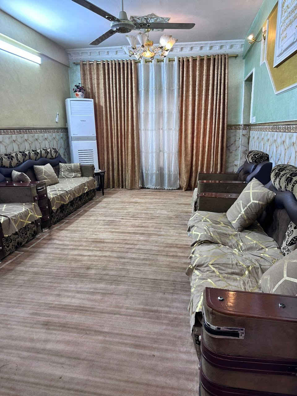 دار للبيع مساحة 144 متر طابقين مسلح الطابق الاول يحتوي غرفة استقبال و هول و مطبخ و غرفة نوم
الطابق الثاني يحتوي على ثلاثة غرف وسطح صغير

المطبخ و الغرفه الي بصفه عكادة باقي البيت مسلح 

مدينة الصدر قطاع 9 شارع الفلاح قريب ع الشارع

للاستفسار ***********
