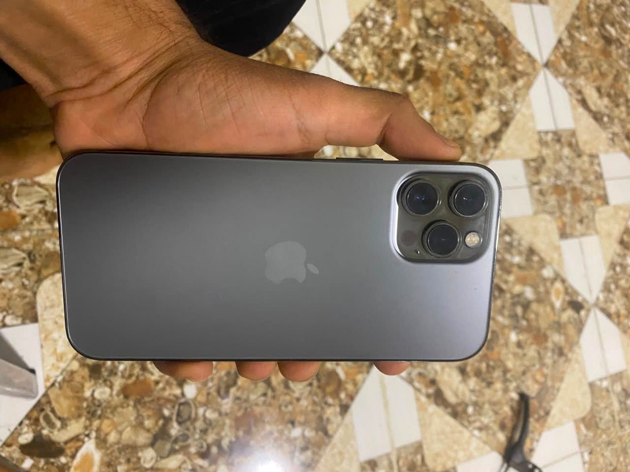 ايفون 12 برو ماكس جهاز ماكيدا بي آي قطعه 
بس بطاريته معلايه ٩٢٪؜
ذاكرته ٢٥٦
لون اسود ويا كارتونته 
مكاني ابو الخصيب حمدان الشراي يتفضل خاص 
***********واتساب 
سعره ٤٠٠
