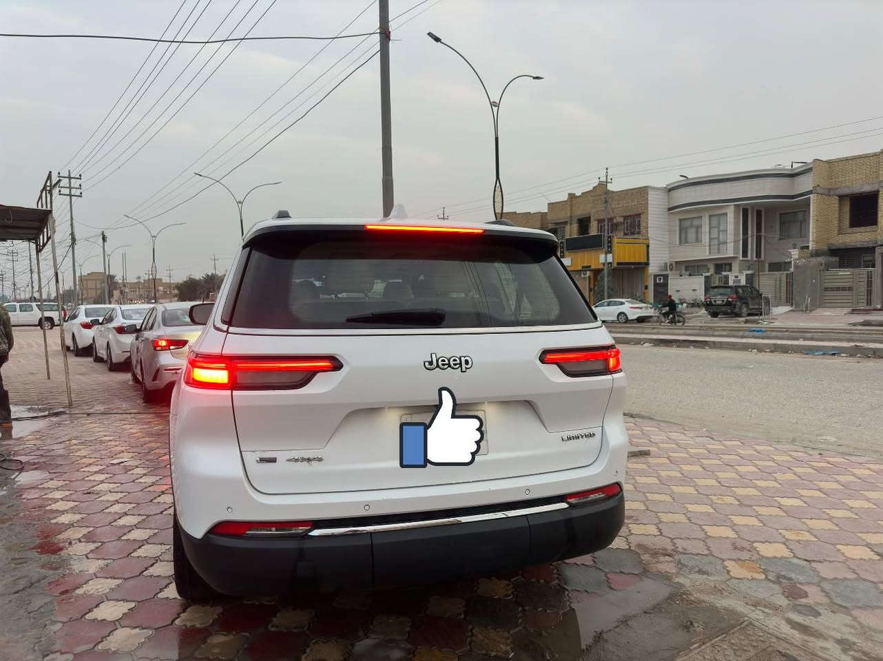 سيارة جيب شيروكي لميتد 7 راكب خليجي موديل 2022، 6 سلندر، ماشية 82 الف، فول مواصفات، فتحة بالقمارة وتحكم ستيرن، 3 قطع تبريد. 
بيه بارد بسيط جدا بالبنيد.
تحويل مباشر بأسمي رقم بغداد 
ما متواجد على الفيس 
رقم الهاتف ***********
